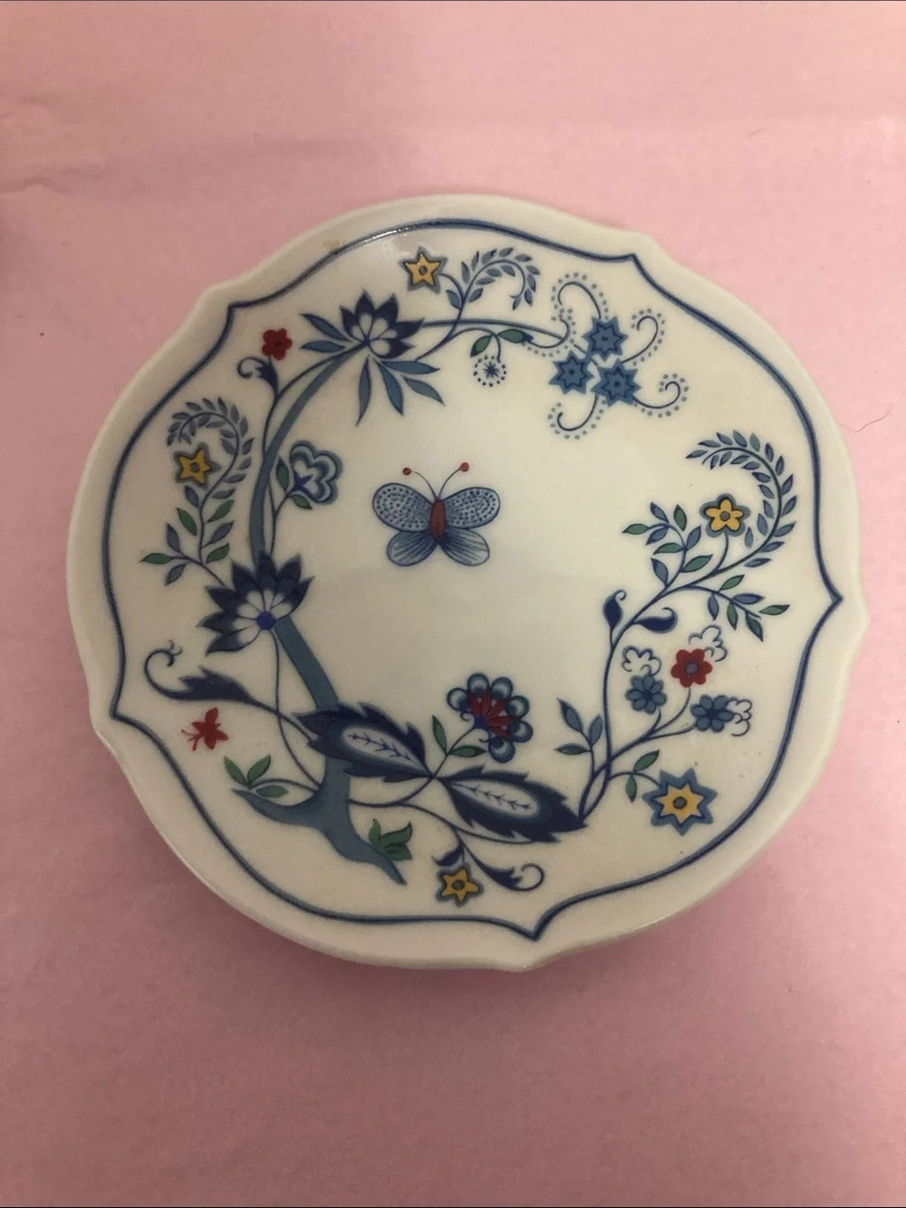 Vintage Avon European cup & saucer set of two Demitasse (Italy) the Netherlands